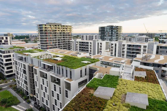 Flachdachbegrünung als Teil des Wohnraums einer modernen Wohnsiedlung.
