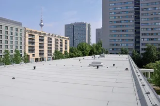 Ansicht eines Flachdaches mit Lichtkuppeln