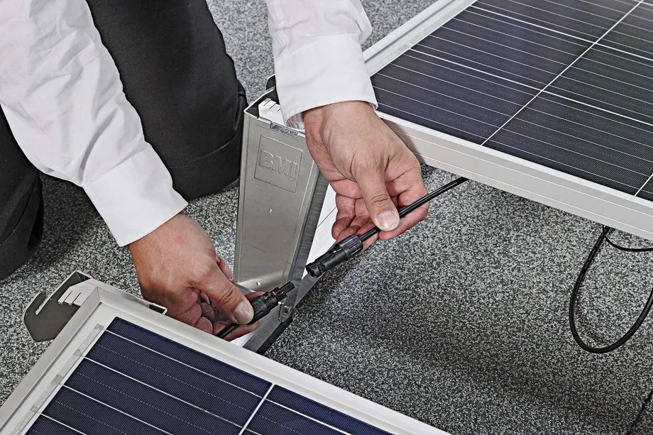 Einfache Befestigung der Photovoltaik-Anlage PV easywave von BMI auf dem Flachdach.