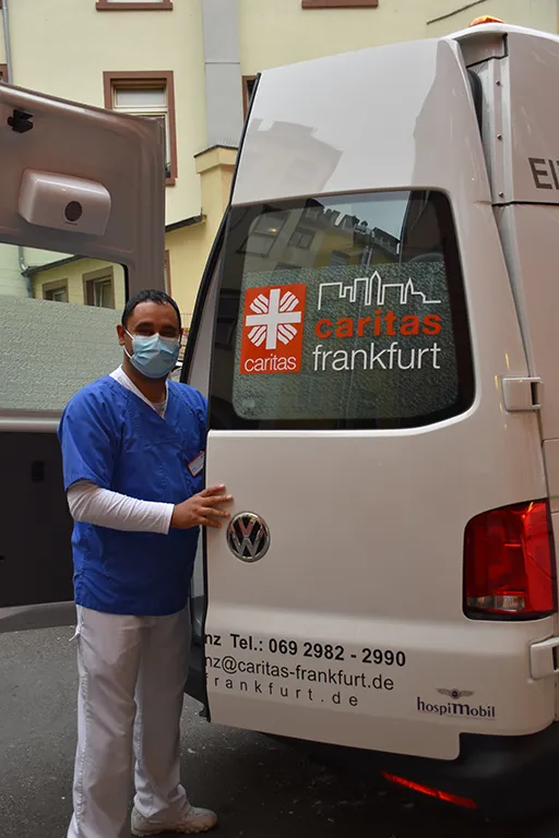 Foto (BMI): Mihaly Ötvös, Pflegekraft der ESA vor dem Pflegebus, der auch nachts im Stadtgebiet Frankfurt im Einsatz ist.