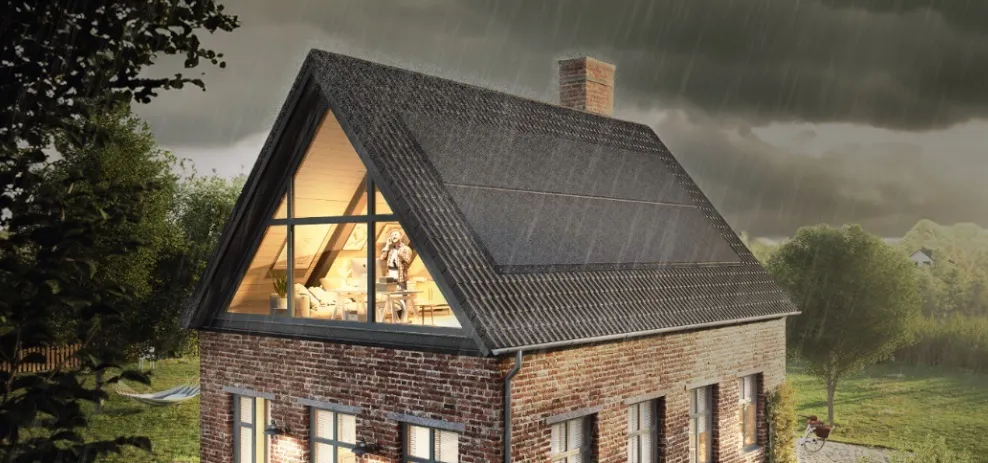 Modernes, freistehendes Haus mit Solaranlagen auf dem Steildach. Ein Gewitter zieht gerade auf, drinnen telefoniert geschützt ein Mensch.