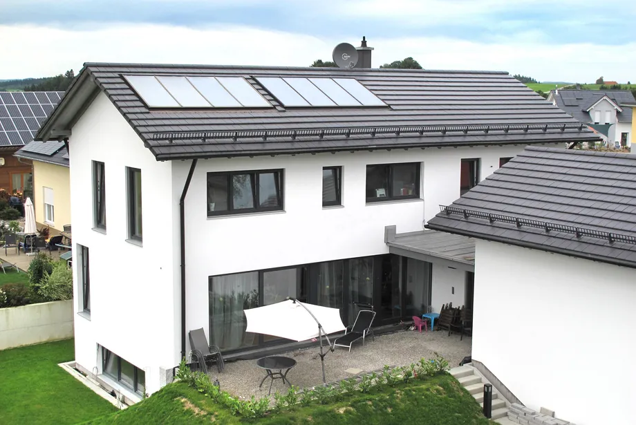 Einfamilienhaus mit Turmalin Braas Thermokollektor.