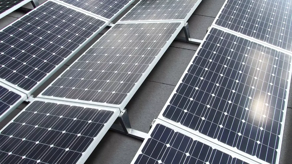 Aufgeständerte Solarnodule auf dem Flachdach mit Ost-West-Ausrichtung.