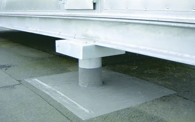 Dachabdichtung mit Flüssigkunststoff auf dem Dach