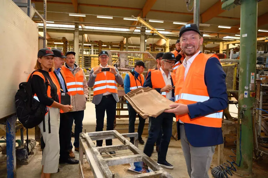Pressebild 1 PM: Politik trifft Wirtschaft: Staatssekretär und Landrat im BMI Dachziegelwerk