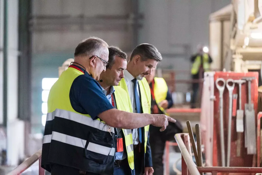 Foto 2 (BMI): Von links nach rechts: Werkleiter Hans-Peter Fester, Torsten Uhe und  Steffen Kammradt in Karstädt.