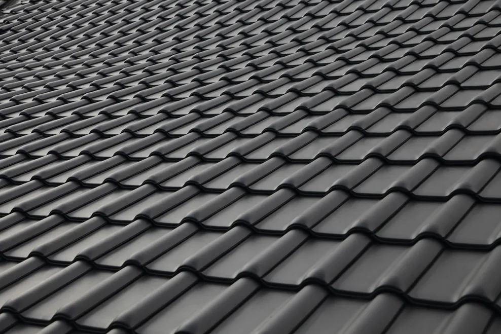 Rubin Flachdachziegel in Schwarz.