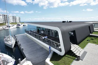 Modernes Haus am Hafen das mit Flachdachsystemen von BMI abgedichtet wurde.