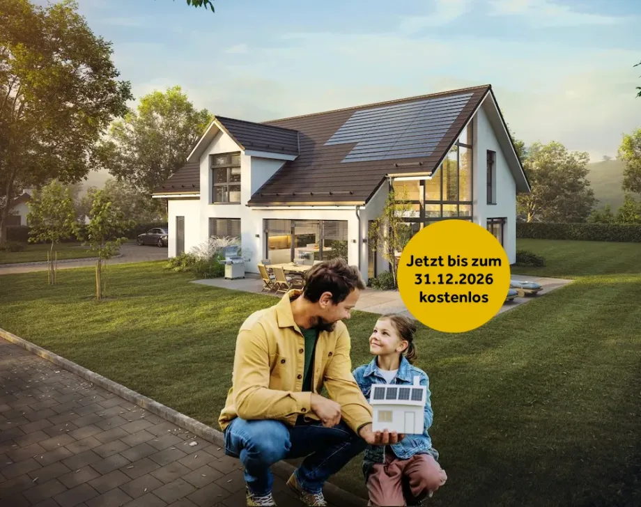 Vater mit Tochter vor einem Neubau mit Steildach. Die Tochter hält ein Modell des Hauses in der Hand.