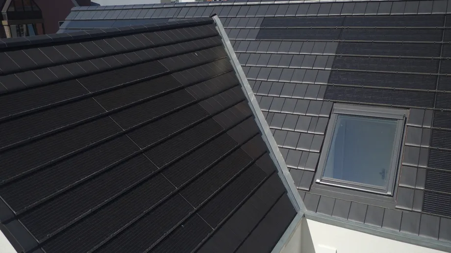 Solardachziegel Alternative von BMI: PV Premium auf einem Steildach.