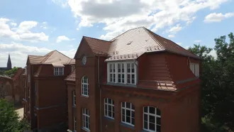Eine Schule in Lübeck gedeckt mit Opal Berliner Biber.