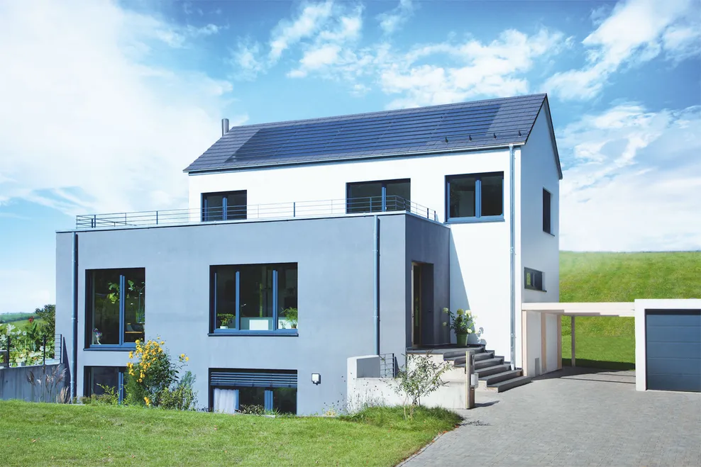 Dach eines modernen Hauses, eingedeckt mit Tegalit von Braas und der integrierten Solaranlage PV Premium.
