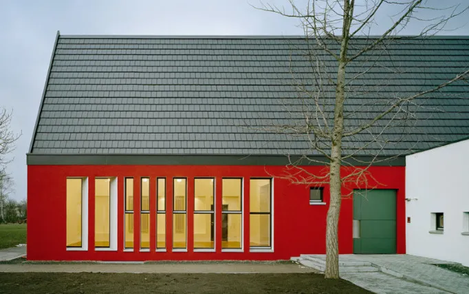 Dach eines Gemeindezentrums, Neubau eingedeckt mit dem Turmalin von Braas.