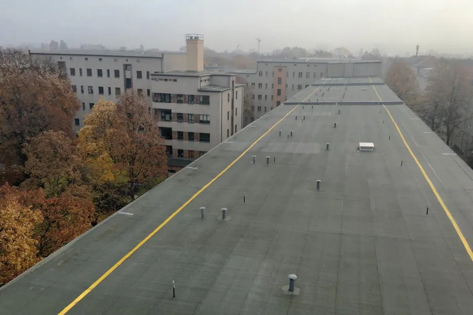 Bei Sanierungen von Dächern mit vielen Durchdringungen bietet Flüssigkunststoff eine gute Lösung.