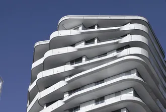 Modernes Hochhaus, das mit Flachdachsystemen von BMI abgedichtet wurde.