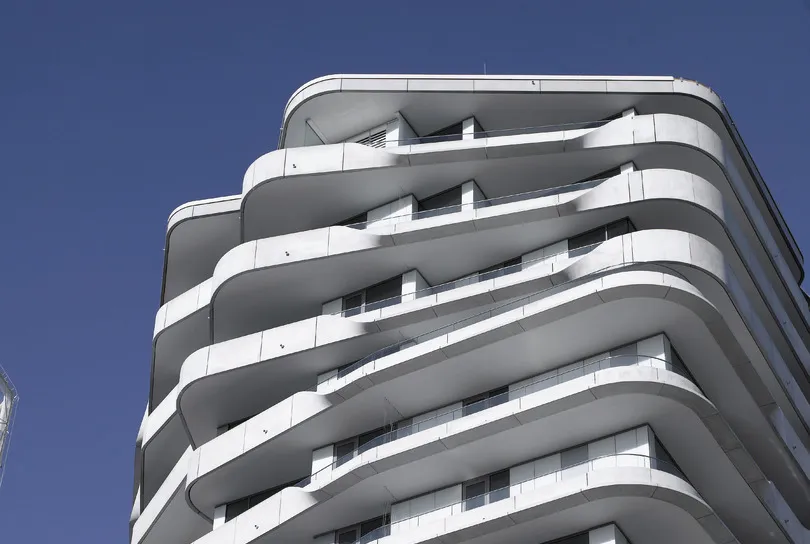 Modernes Hochhaus, das mit Flachdachsystemen von BMI abgedichtet wurde.