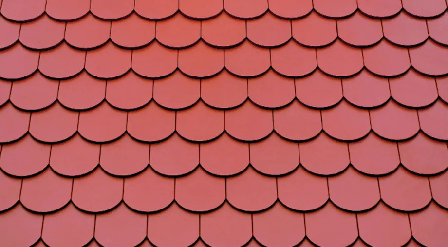 Ein Dach mit dem Opal Standard in Naturrot.