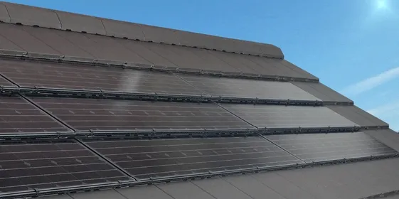 Sonne scheint auf ein Braas PV Premium Modul 