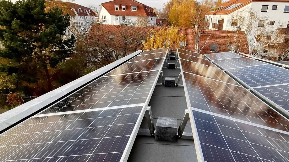 Solaranlagen auf einem Flachdach.