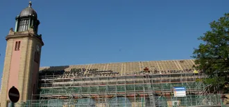 Denkmalgeschützter HBF Hagen während der Dachsanierung mit BMI, mit dem neobarocken Uhrenturm und dem abgedeckten Dach der Empfangshalle.