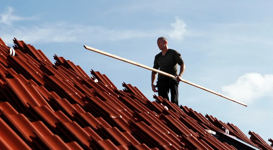 Ein Steildach wird gedeckt.