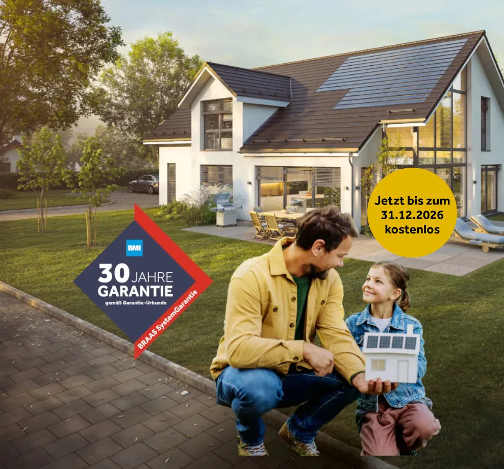 Neubau mit Solaranlagen, im Vordergrund ein Vater mit Tochter, die ein Model des Hauses ind er Hand hält. Ein Siegel verweist auf die 30 Jahre Braas SystemGarantie.