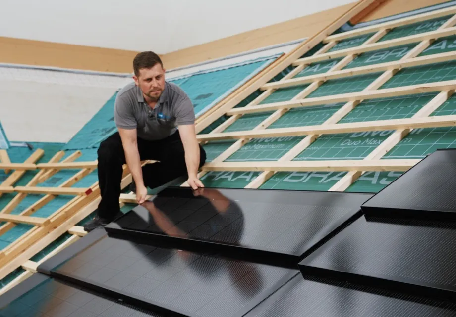 Verlegung eines Indach Solarmoduls BRAAS PV Premium Turmalin.