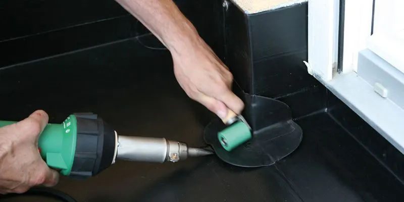 Dachhandwerker macht eine Eckausbildung