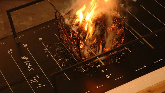 Brandschutzprüfung für Flachdachsysteme.
