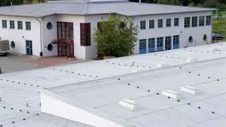 Gewerbebau: Flachdach mit Gefälle.