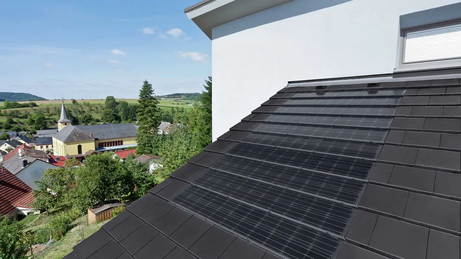 Steildach mit Solaranlagen.