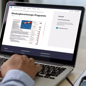 Jemand nutzt das Braas Windsogsicherungsprogramm an seinem Laptop.