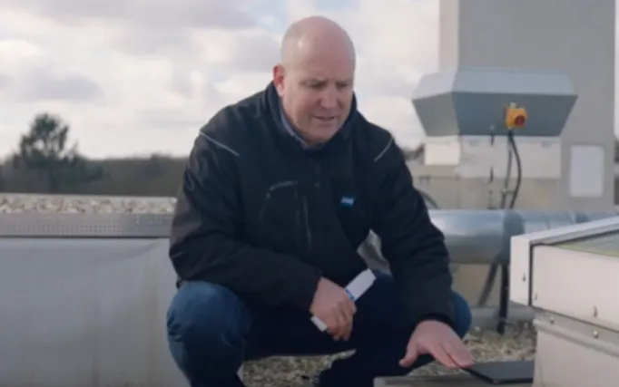 Experte von BMI bei der Inspektion eines Flachdaches. 