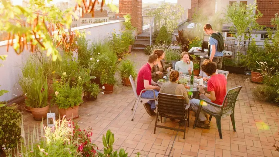 Eine Dachterrasse auf einem Flachdach.