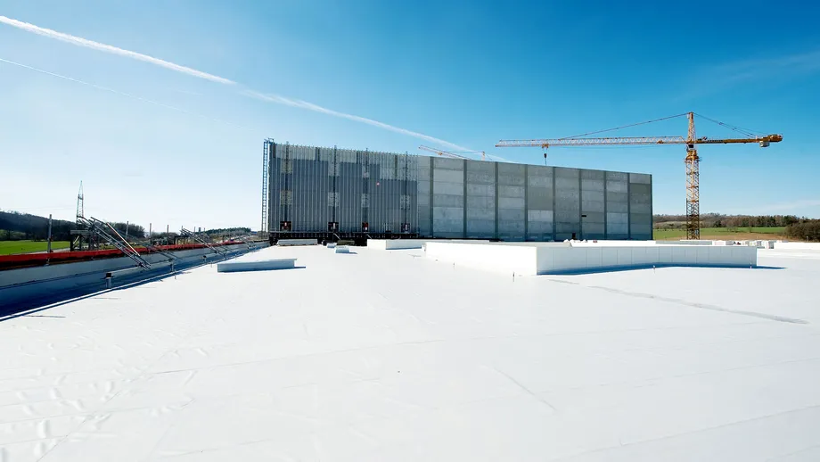 Bei der Ausführung von einer Dachabdichtung für dieses Industriegebäude wurden die Regeln der Flachdachrichtlinie beachtet.