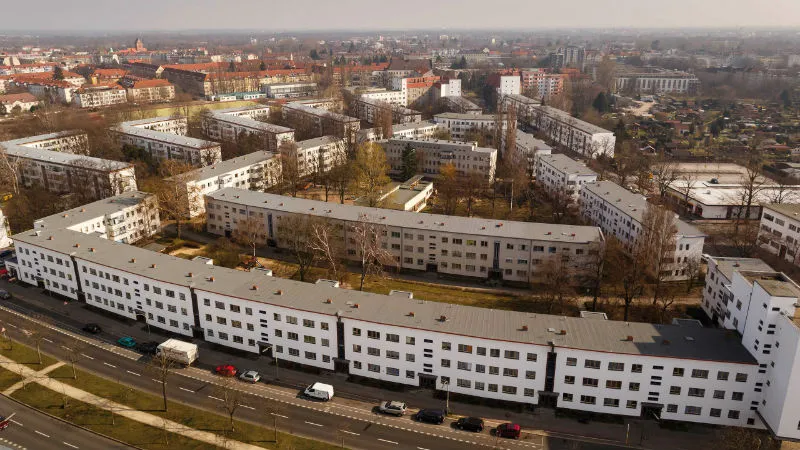 Häuserblock mit Flachdachsystemen.