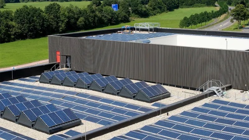 Ein Flachdach im Gewerbe- und Industriebau.
