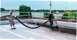 ZWEI-KAMMERFAHRSILO: Substrat und Kies gelangen in kürzester Zeit per Pumpe auf das Dach.