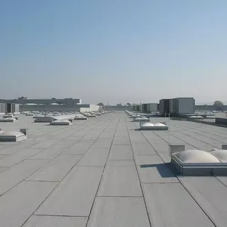 flachdachsysteme-bitumenbahnen-Industriedach