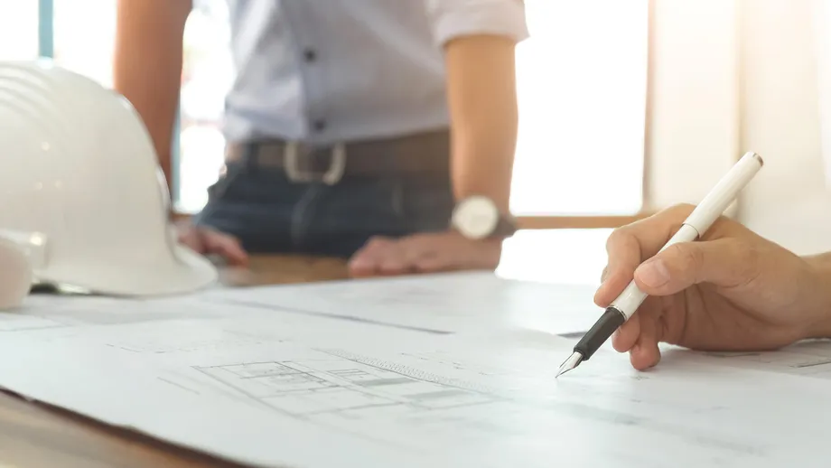 Architekten und Planer bei der Dachplanung.