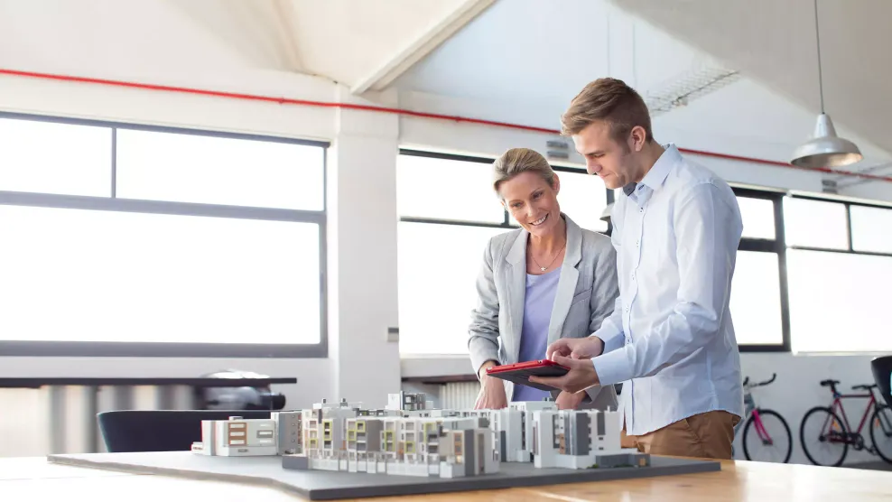 Zwei Architekten besprechen ein Bauprojekt