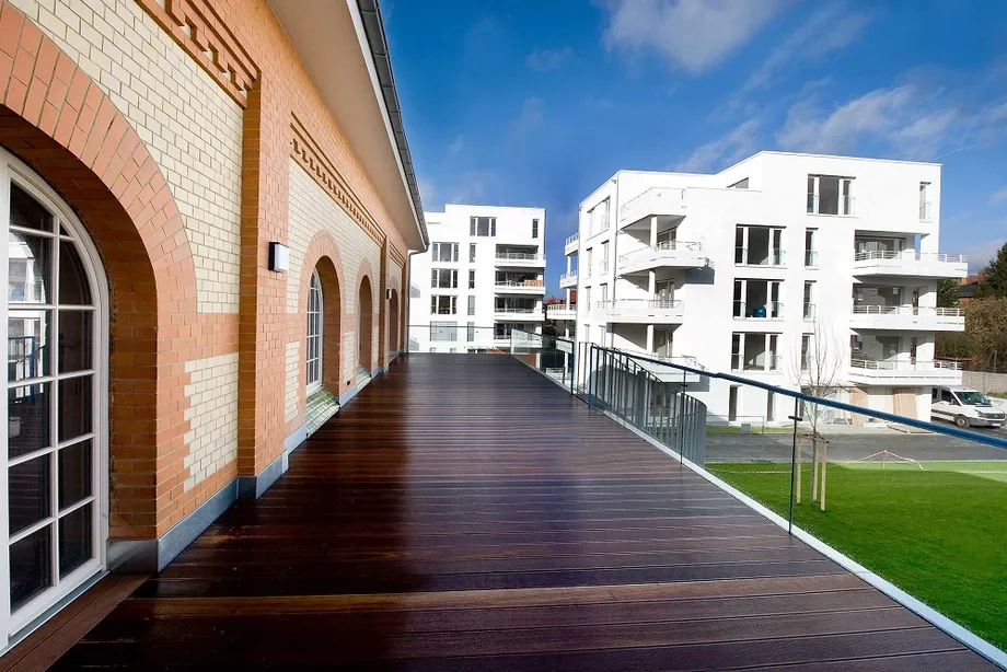 Böden von Terrasse oder Balkon lassen sich auch mit Flüssigkunststoff abdichten.