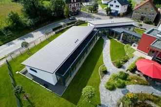 Neubauten umfassen den Garten