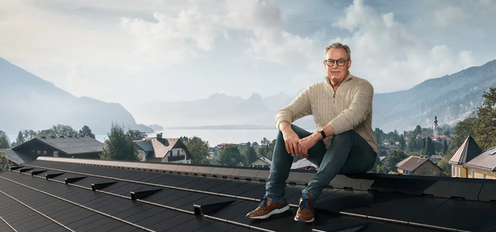 Siegfried Horn auf neu gedecktem Dach mit Tegalit Aerlox von Braas.