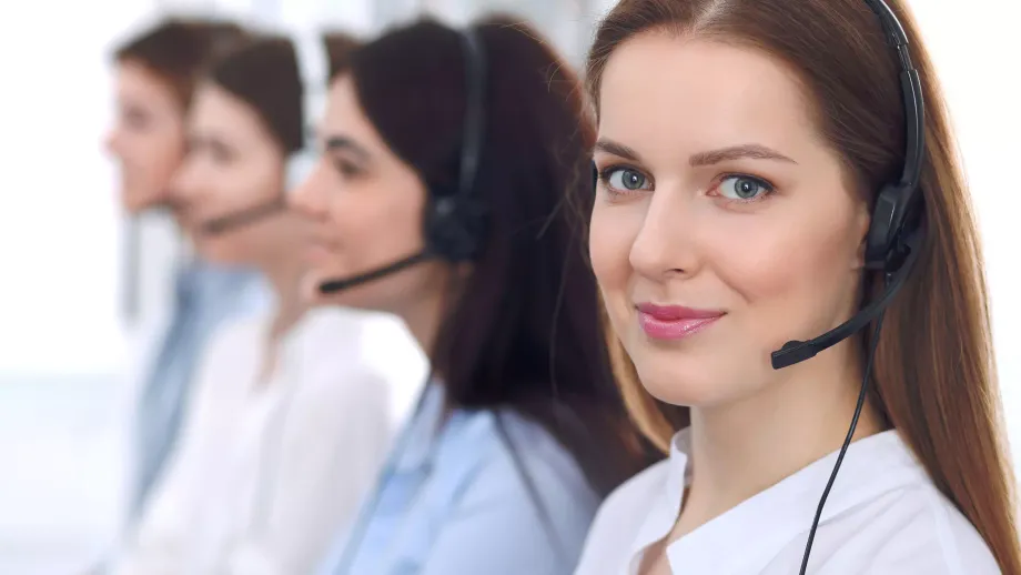 Mehrere Servicemitarbeiter mit Headset